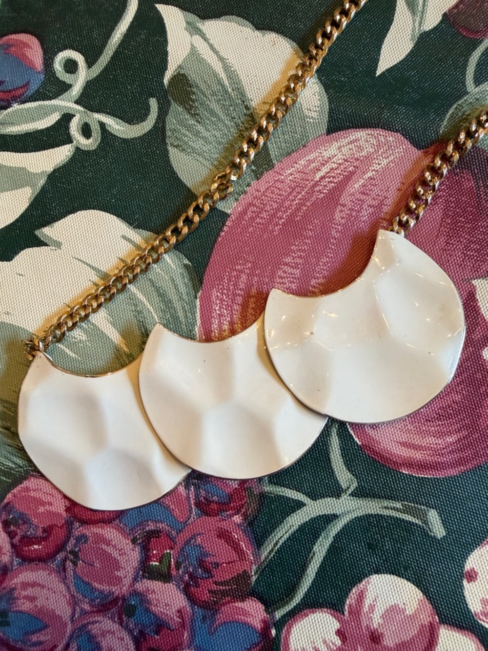 Vintage White Enamel Statement Scalloped Pendant Necklace with Gold Chain - Picture 4 of 7